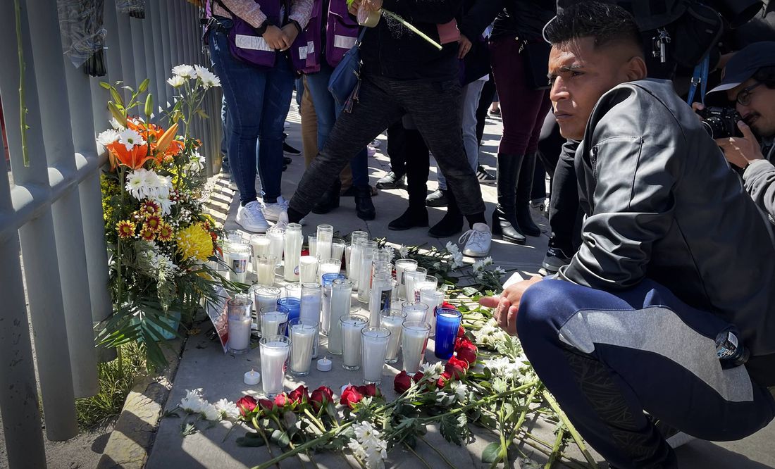 Colocan flores afuera del INM de Ciudad Juárez por migrantes muertos en incendio
