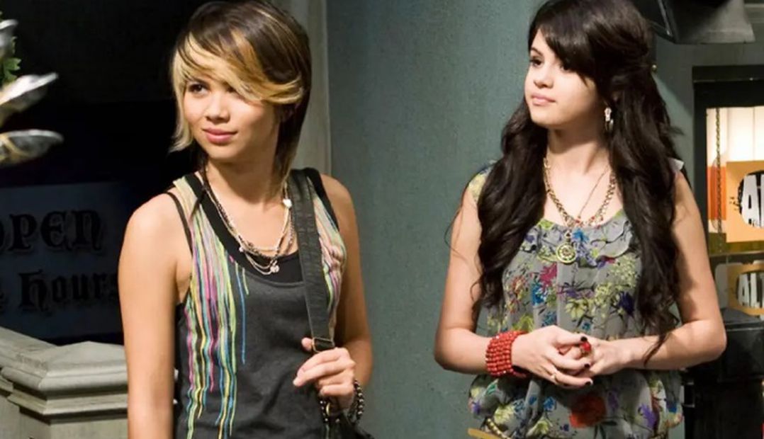 Selena Gomez (Alex Russo)  y Hayley Kiyoko (Stevie Nichols) en "Los hechiceros de Waverly Place). Foto: Vía Redes sociales.