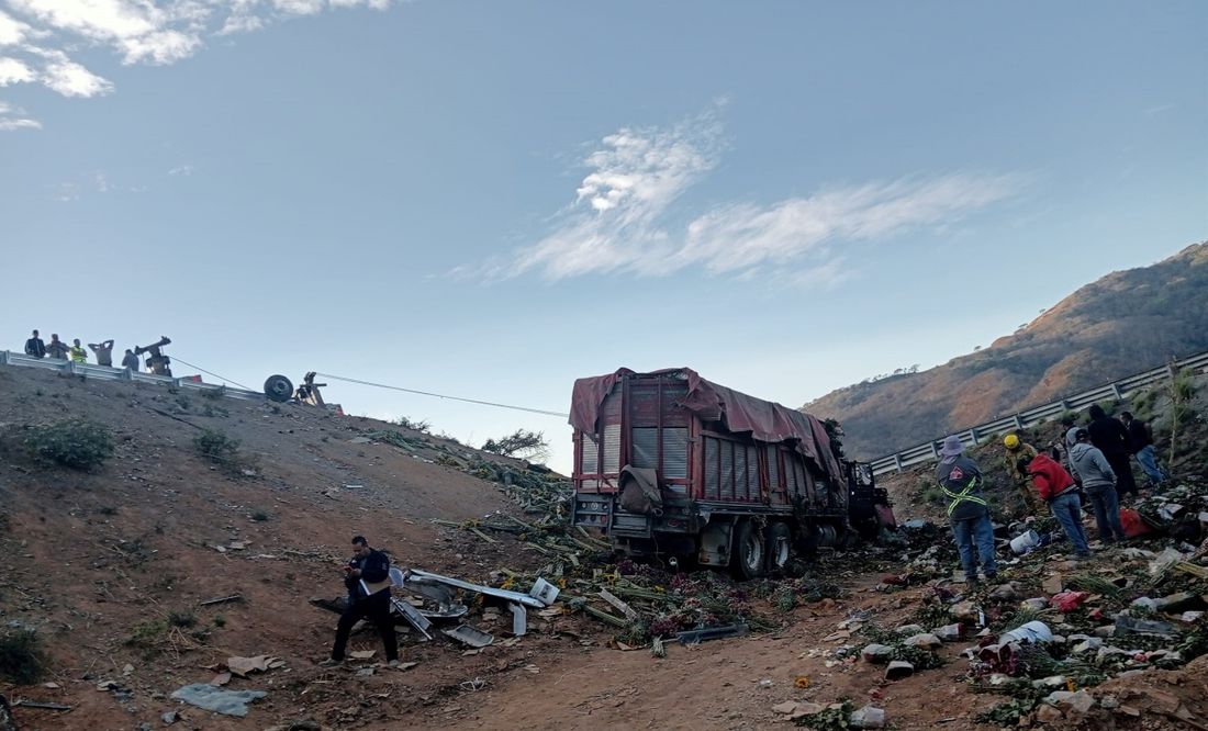 Vuelca camioneta en Nayarit y mueren 8 personas; entre víctimas hay 3 menores de edad