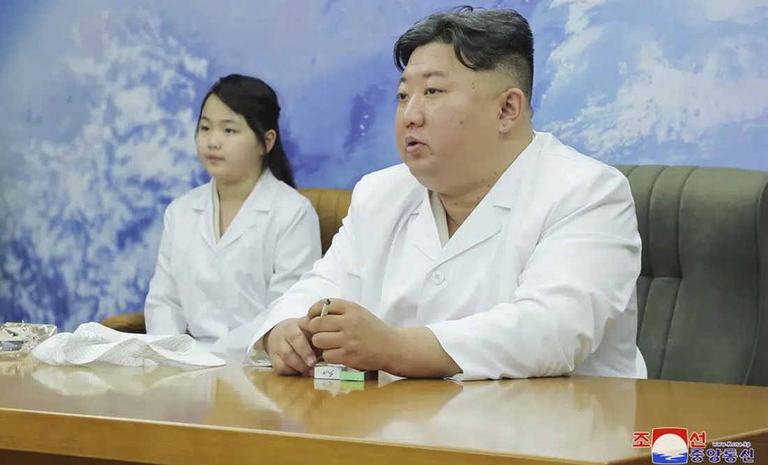 Kim Jong Un examina satélite espía militar norcoreano para contrarrestar a EU y Corea del Sur