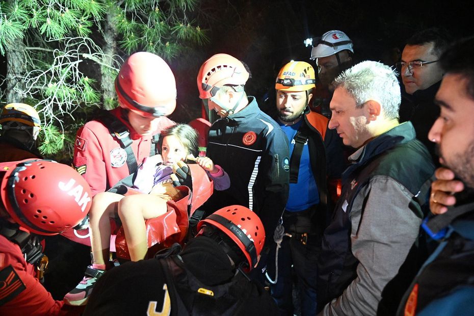 Una foto facilitada por el gobierno de Antalya muestra a miembros del equipo de búsqueda y rescate llevando a una niña rescatada tras el accidente de un teleférico en Antalya, Turquía. FOTO: EFE