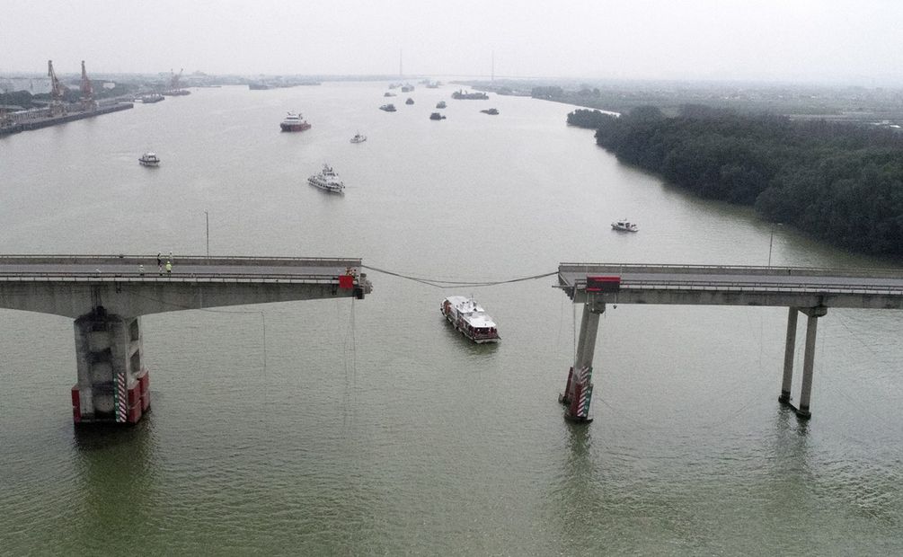 El buque realizaba una ruta desde el distrito de Nanhai, en Foshan, hasta el de Nansha, en Cantón, y colisionó con el puente Lixinsha a su paso por el canal Hongqi Lushui. Foto: AP