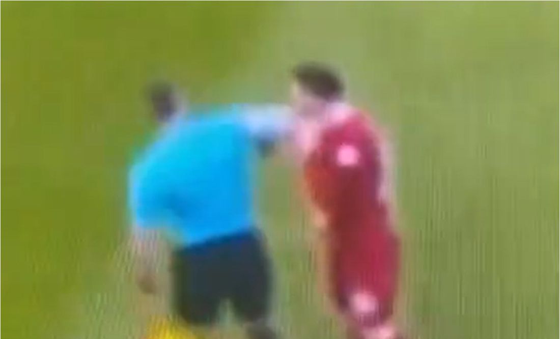 VIDEO: Árbitro golpea a jugador del Liverpool en la Premier League