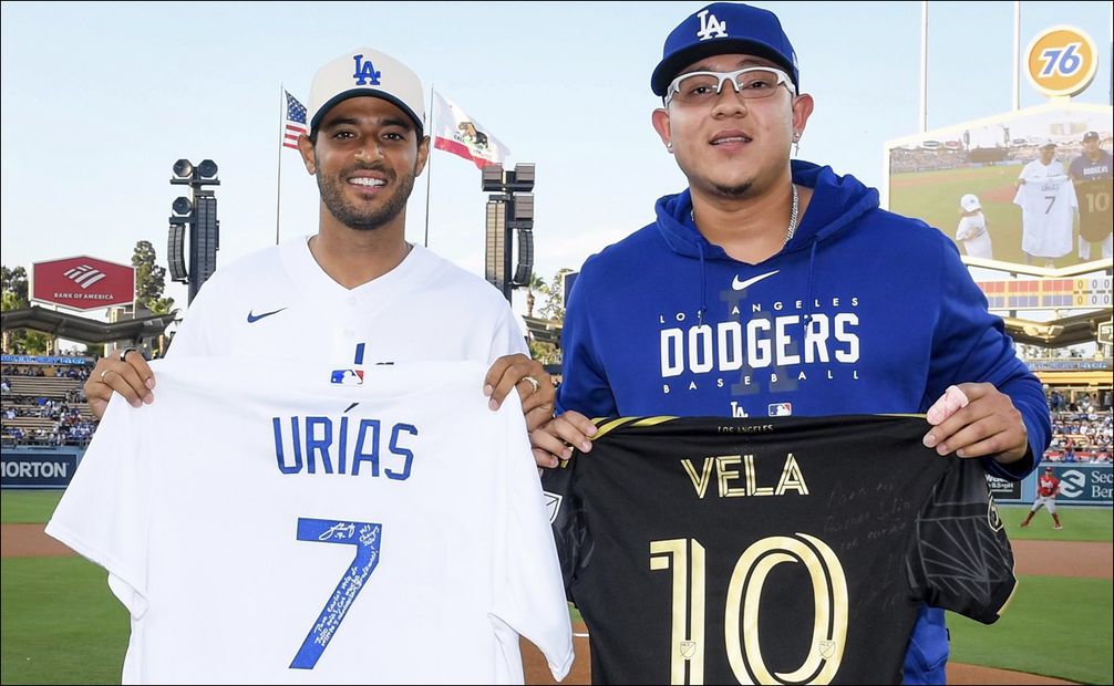 Carlos Vela y Julio Urías realizaron el primer lanzamiento en el Dodger Stadium / FOTO: @Dodgers