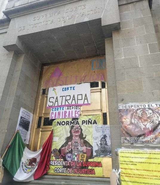 Mantas contra la ministra presidenta Norma Piña. Foto: Yalina Ruiz / EL UNIVERSAL