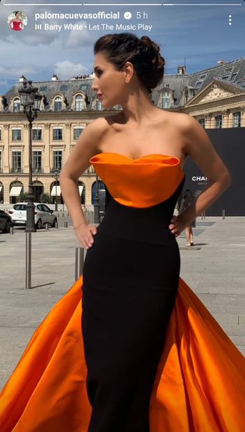 Paloma Cuevas luciendo un vestido de fiesta de color negro y naranja en las calles de París. Fuente: Instagram @palomascuevasofficial