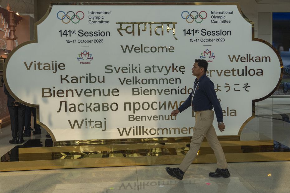 Un hombre camina junto al letrero de bienvenida antes de la 141 reunión del Comité Olímpico Internacional - Foto: AP