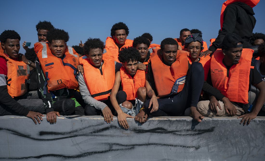 Guardacostas italianos rescatan a 96 inmigrantes en un velero en el Mediterráneo