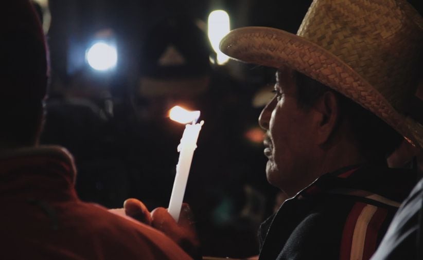 Ayotzinapa, el Paso de la tortuga (Foto: IMDB). Producido por Guillermo del Toro y dirigido por Enrique García Meza, este documental recoge algunos testimonios y material de archivo sobre lo sucedido el 26 de septiembre del 2014 cuando un contingente de normalistas fue desaparecido mientras hacían una protesta. Un suceso que ahora ha sido catalogado como un crimen de estado. Esta producción pretende dar voz a las víctimas que buscan justicia. 
Disponible en Netflix. 