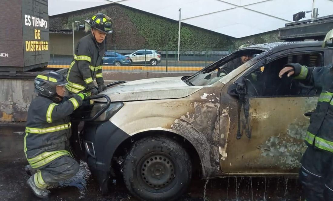 Camioneta se incendia en carriles centrales de Periférico Norte; no se reportan lesionados