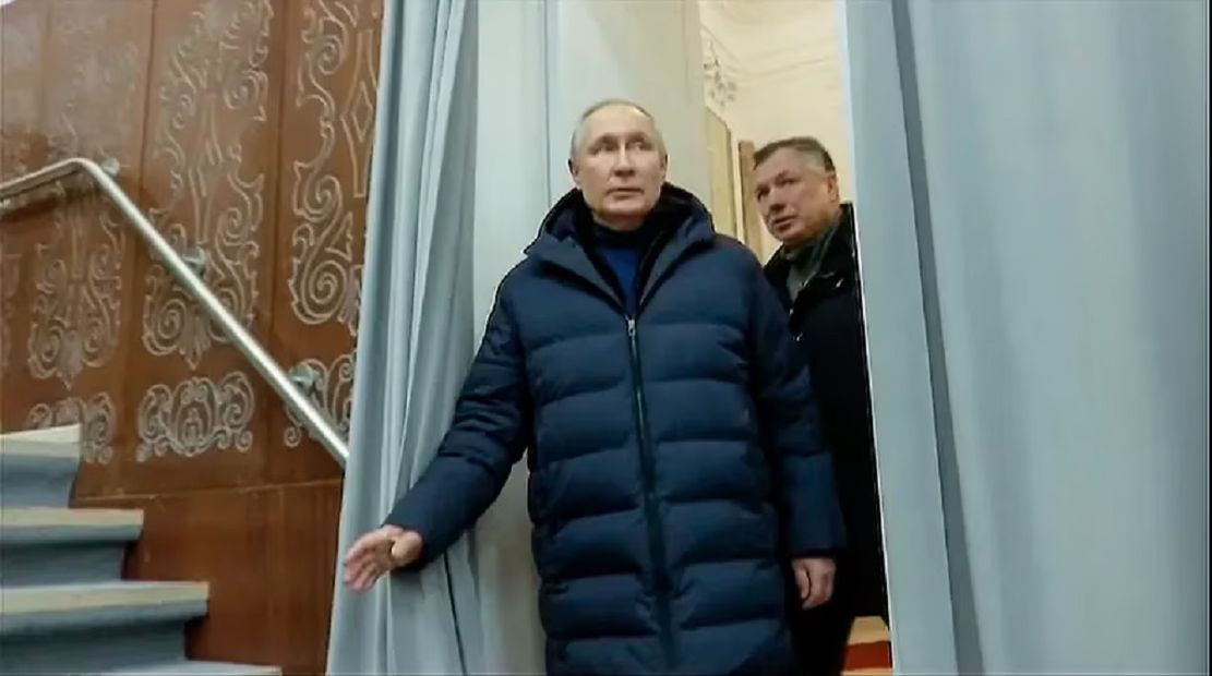 En esta foto tomada de un video publicado por la televisión rusa el 19 de marzo de 2023, el presidente ruso Vladimir Putin visita el teatro Mariupol durante su visita a la región de Donetsk.
<p>POOL Russian TV