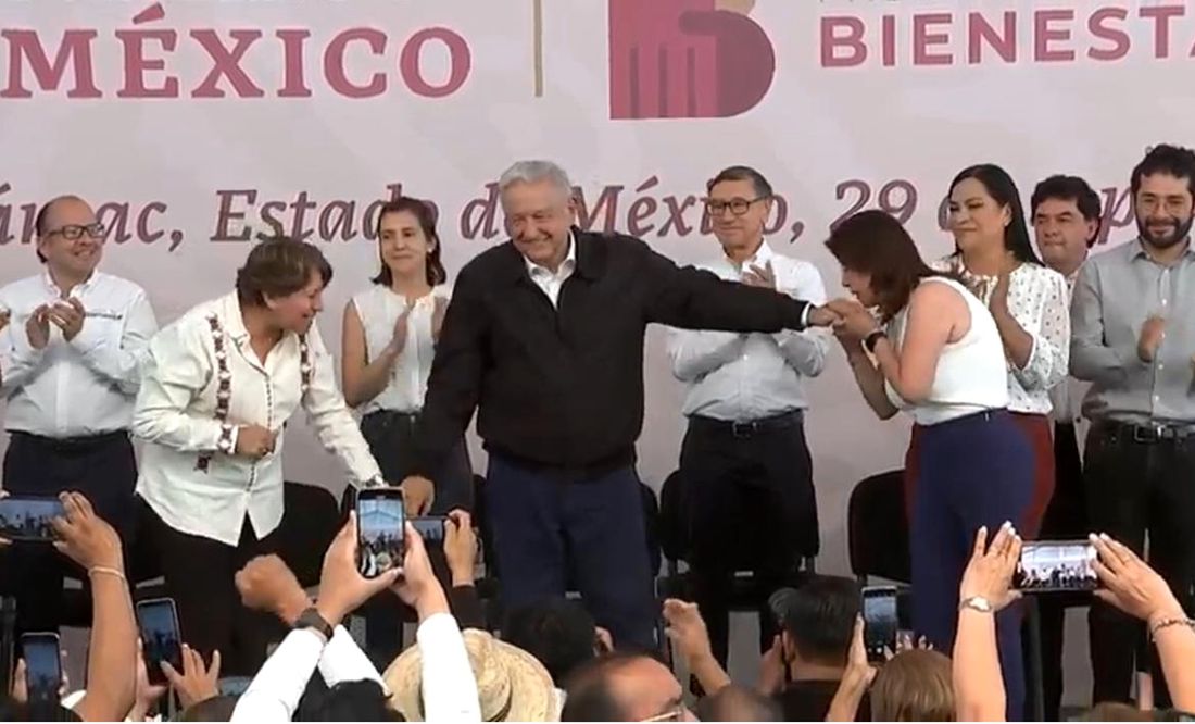 El presidente López Obrador levantó la mano a la gobernadora Delfina Gómez y a la Alcaldesa de Tecámac, Mariela Gutiérrez, quien -al término de la arenga- le besó la mano al Mandatario. Foto: especial