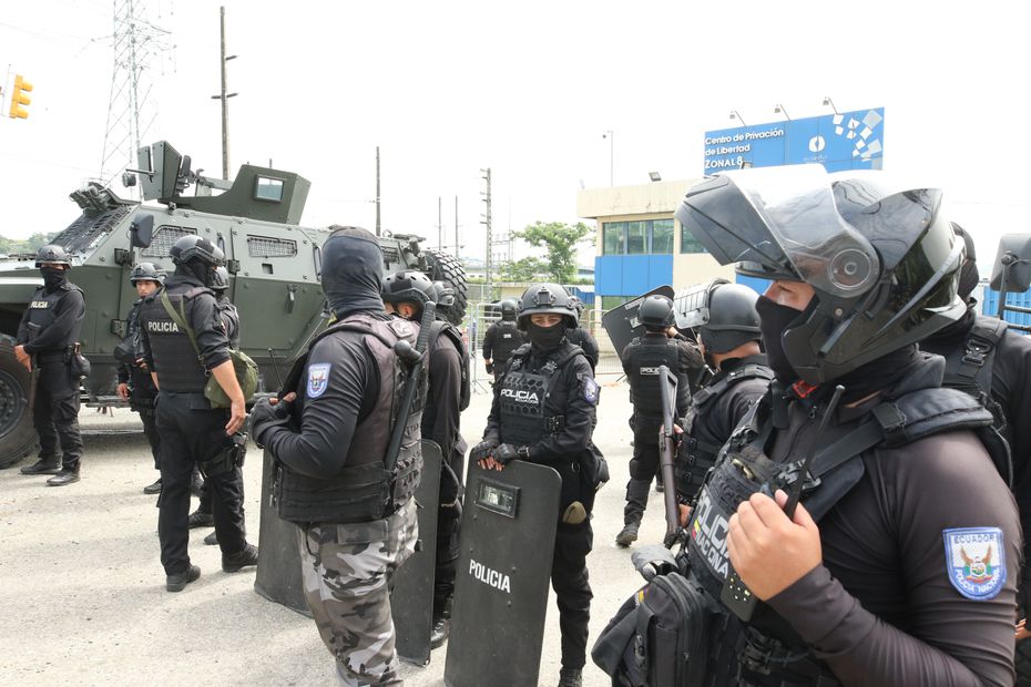 Agentes de policía vigilan el operativo de llegada del exvicepresidente Jorgue Glas a la cárcel La Roca, este sábado en Guayaquil. Foto: EFE/ Jonathan Miranda