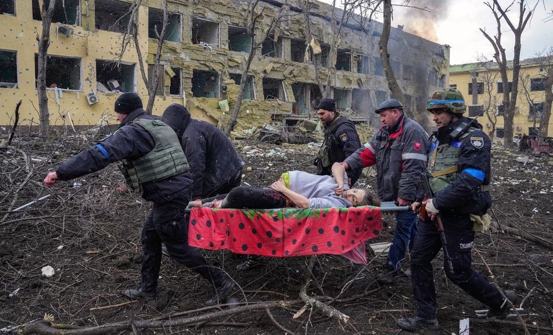 World Press Photo premia imagen de embarazada evacuada tras bombardeo ruso en Mariúpol
