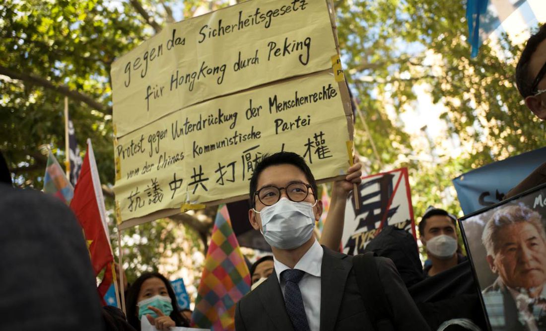 Tras ofrecer recompensa, ahora Hong Kong amenaza a activistas en el exterior