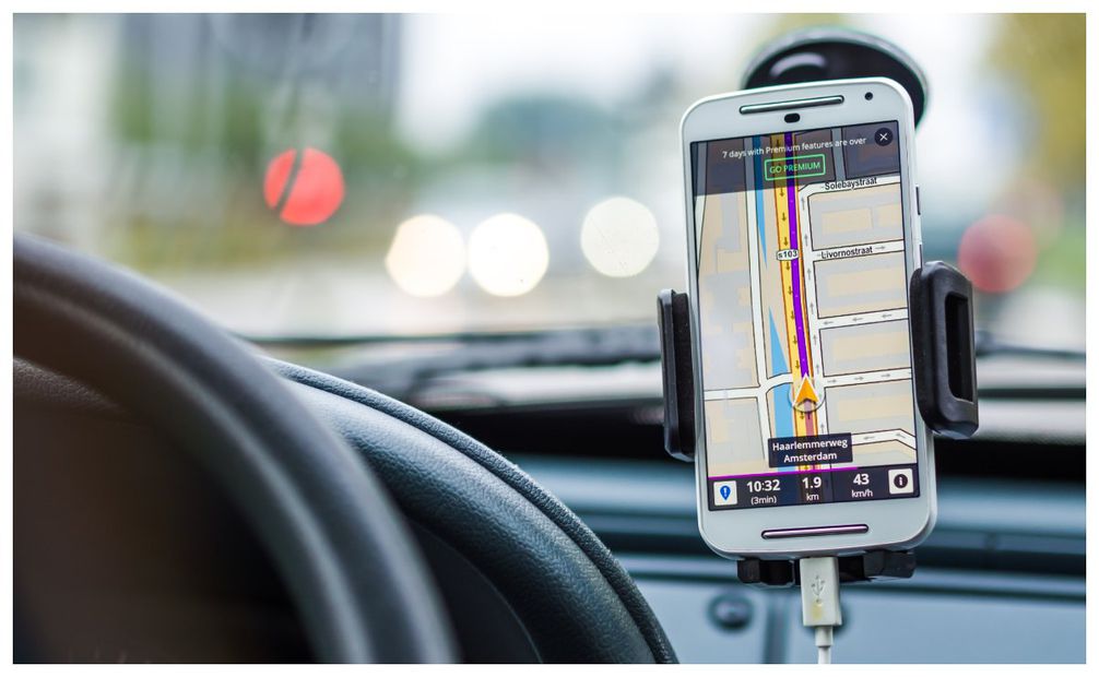 Aprende cómo configurar las alertas de radares en Google Maps para conducir en carretera. Imagen: Pexels.
