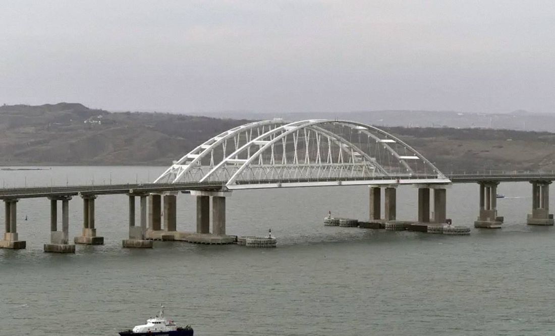 Interrumpen tráfico en puente de Crimea 'por emergencia'; medios ucranianos reportan sonido de explosiones