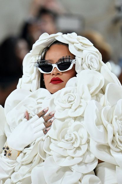 Pese a demora, Rihanna triunfó en la alfombra de la Met Gala 2023. Foto: AFP