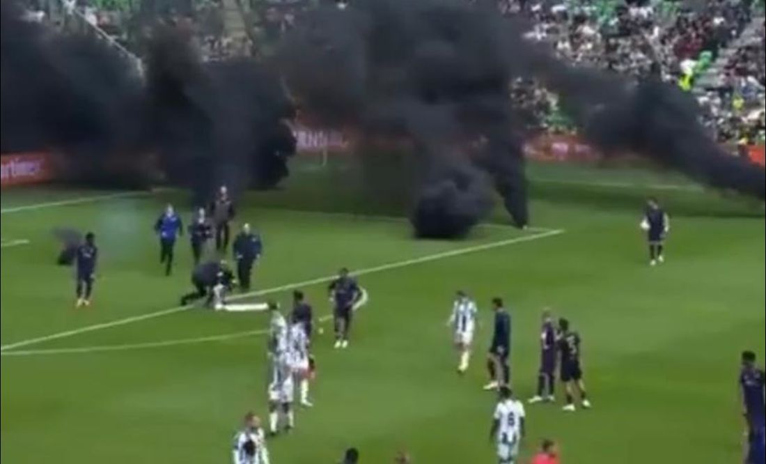VIDEO: Partido entre Ajax y Groningen queda suspendido definitivamente luego de que fanáticos lanzaran bombas de humo