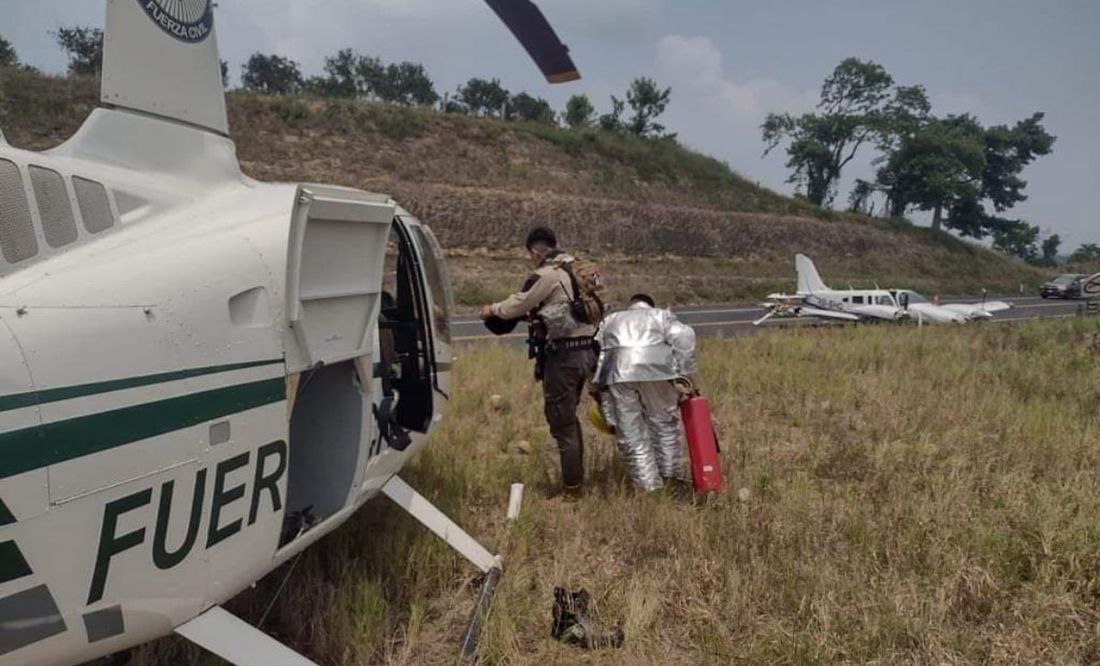 Avioneta aterriza de emergencia en autopista de Veracruz; no se reportan heridos