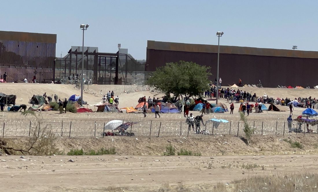 Llegada masiva de migrantes desborda la frontera entre EU y México ante el fin del Título 42