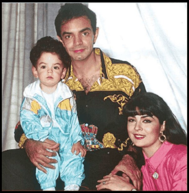 Eugenio Derbez y Victoria Ruffo con su hijo José Eduardo, quien de pequeño tenía un gran parecido a su padre. 