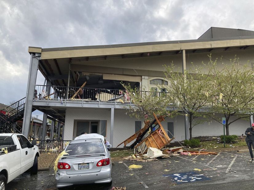 Un edificio dañado después de que una fuerte tormenta arrasara Little Rock, Arkansas. Foto AP