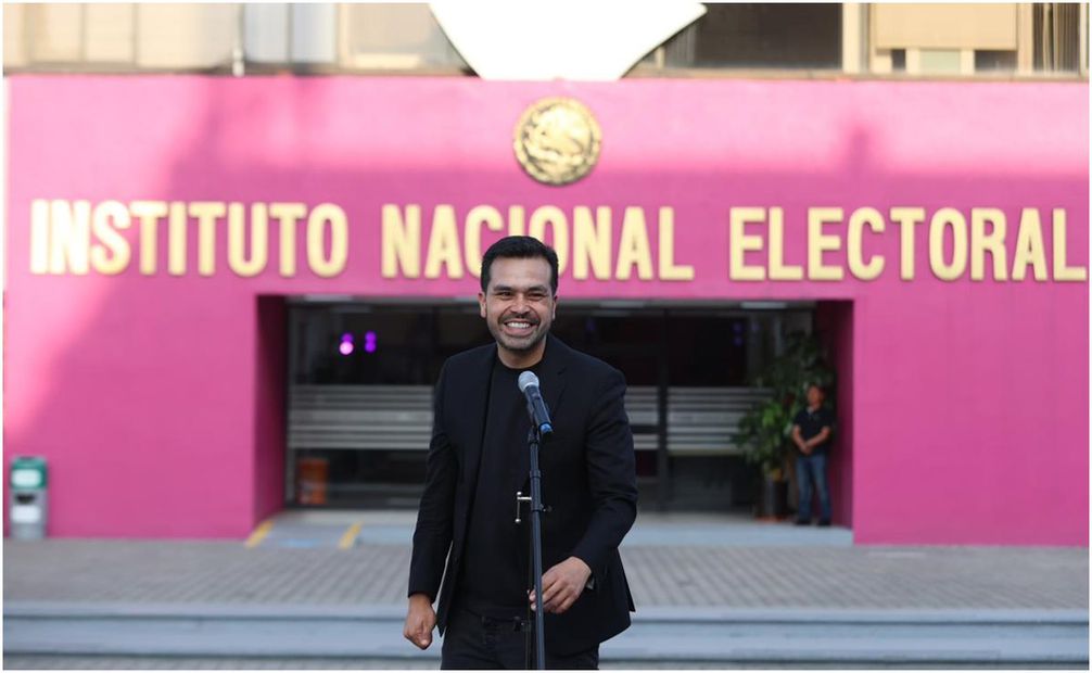 Jorge Álvarez Máynez, candidato de MC, acude a ensayo en el INE, previo al primer debate presidencial. Foto: Berenice Fregoso/EL UNIVERSAL