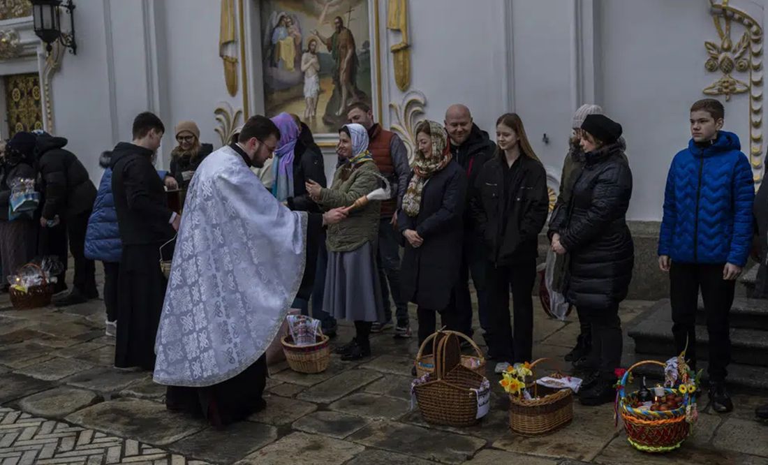 Rusia y Ucrania intercambian más de 100 prisioneros en Domingo de Pascua