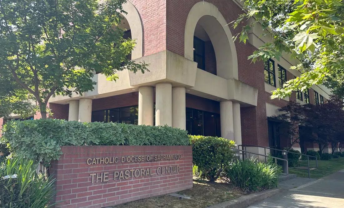 California investiga si DeSantis participó en el traslado de migrantes a Sacramento