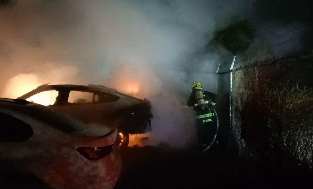 Hombre con pasamontaña entra a agencia y prende fuego a autos de lujo en Culiacán