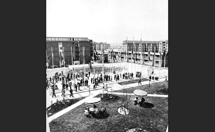 Así lucía una de las explanadas situadas en la Villa Narciso Mendoza, actual Villa Coapa, durante los Juegos Olímpicos de 1968. Para entonces, los edificios que rodeaban esta zona ya alojaban a los árbitros, jueces y periodistas que cubrían el evento deportivo. Imagen: Comité Organizador Juegos Olímpicos 1968.