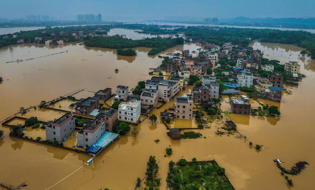 Edificios y calles inundados después de fuertes lluvias en Qingyuan, en la provincia de Guangdong, en el sur de China. Foto: AFP