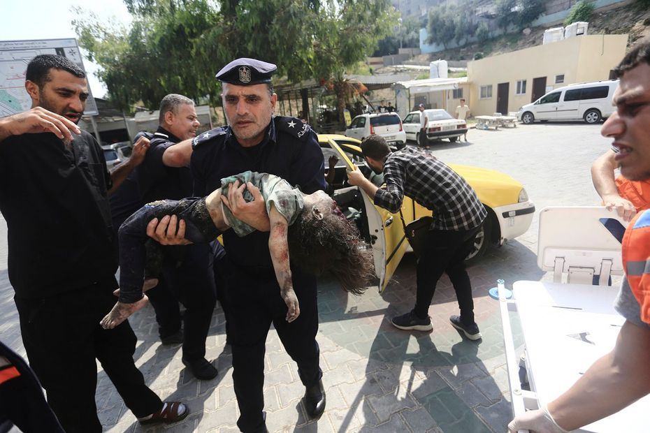 Un policía de Hamas lleva a una niña herida a un hospital en Beit Lahiya, en la Franja de Gaza, este domingo 8 de octubre de 2023. Soldados israelíes luchan contra combatientes de Hamas en las calles del sur de Israel y lanzan ataques aéreos contra Gaza, un día después de un ataque sorpresa sin precedentes perpetrado por combatientes de Hamas. FOTO: MAHMOUD ESSA. AP