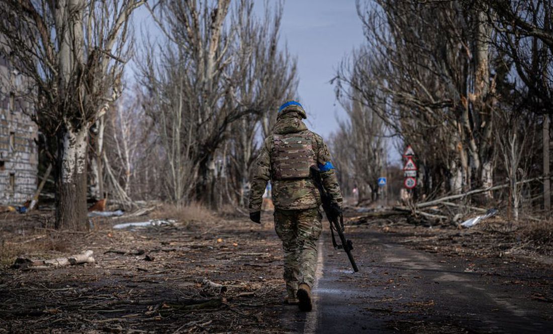 Ucrania cumple 500 días de resistencia en la guerra mientras recibe bombas de racimo