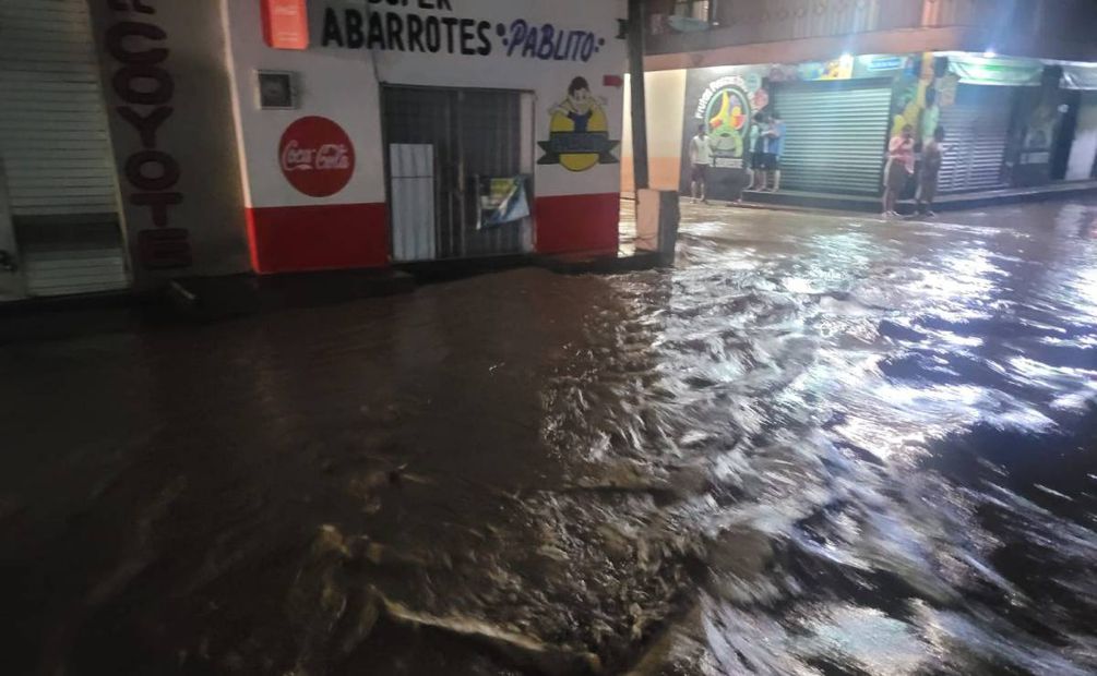 A las 01:40 horas de este domingo, las lluvias que cayeron en Frontera Comalapa, como consecuencia del Frente Frío número 4 y el potencial ciclónico tropical que se presenta en el Pacífico, provocó que el arroyo Xamaipac se desbordara, lo que afectó a los barrios de Buganvilia, Cuernavaca y La Jimba. Foto: Especial
