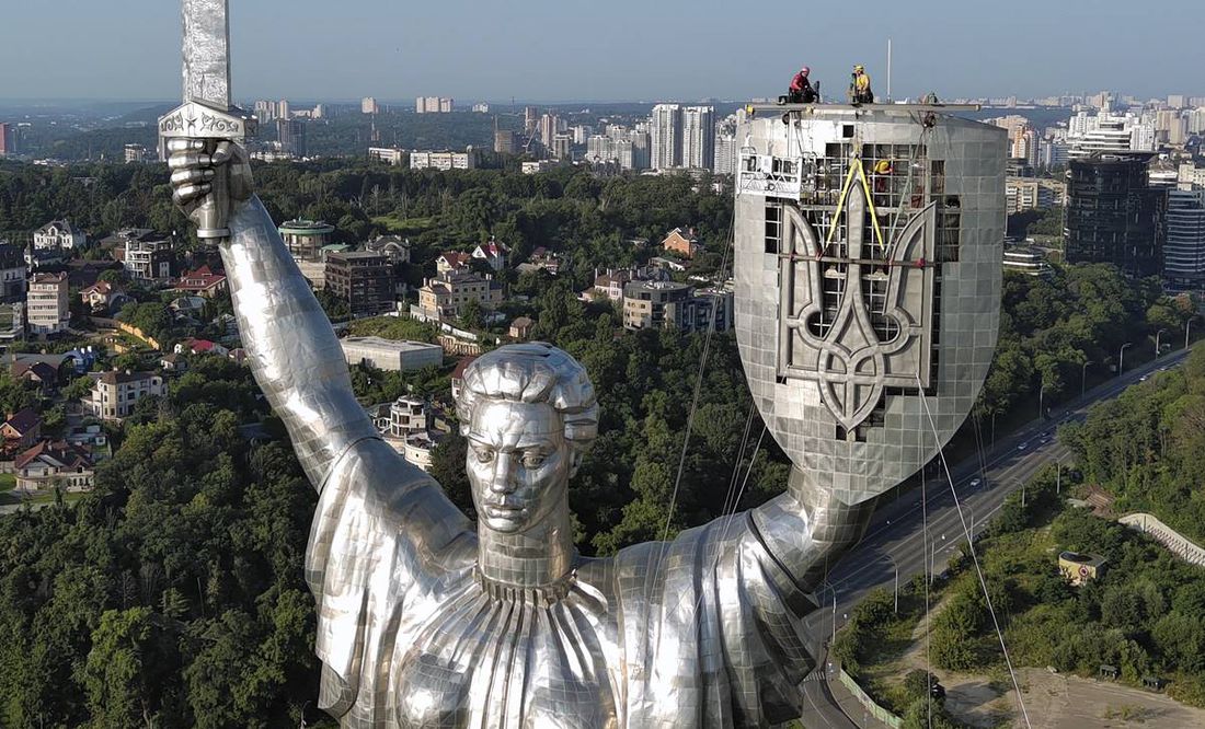 Ucrania retira martillo y hoz soviéticos en Kiev para colocar el escudo del país