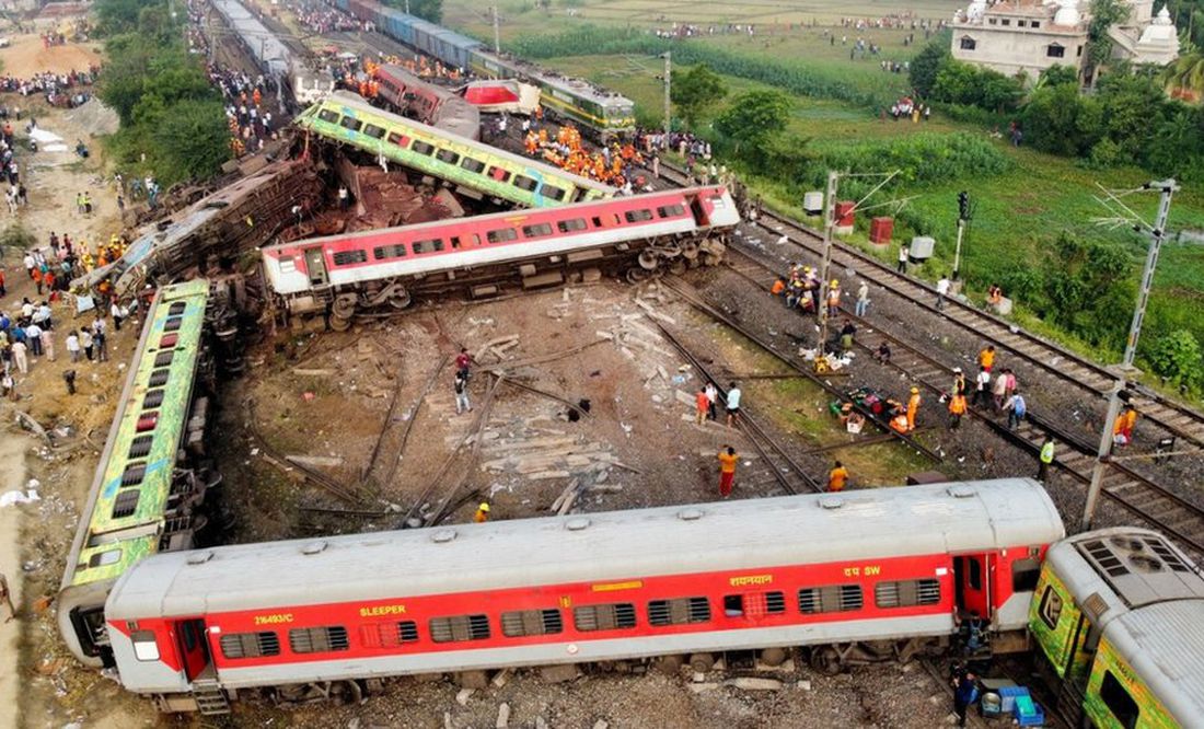 Cesa búsqueda de sobrevivientes tras choque de trenes en la India que dejó casi 300 muertos