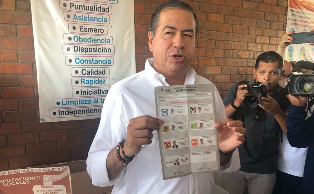 Ricardo Mejía Berdeja asiste a votar en la sección 1393 de la colonia Torreón Jardín. Foto: Especial