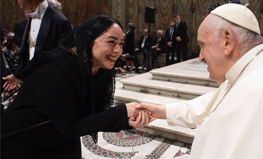 Sin practicar ninguna religión, Carla Morrison se reúne con el Papa Francisco y divide opiniones
