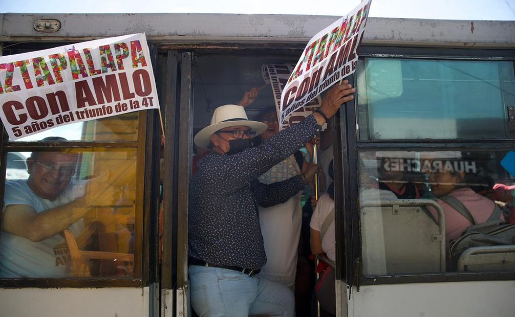 Simpatizantes de AMLO de Iztapalapa rumbo al mitin en el Zócalo. Foto: Germán Espinosa/EL UNIVERSAL