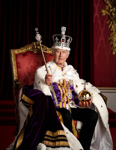 Foto oficial del rey Carlos III, tras la coronación del sábado 6 de mayo, en Londres. FOTO: Twitter @RoyalFamily