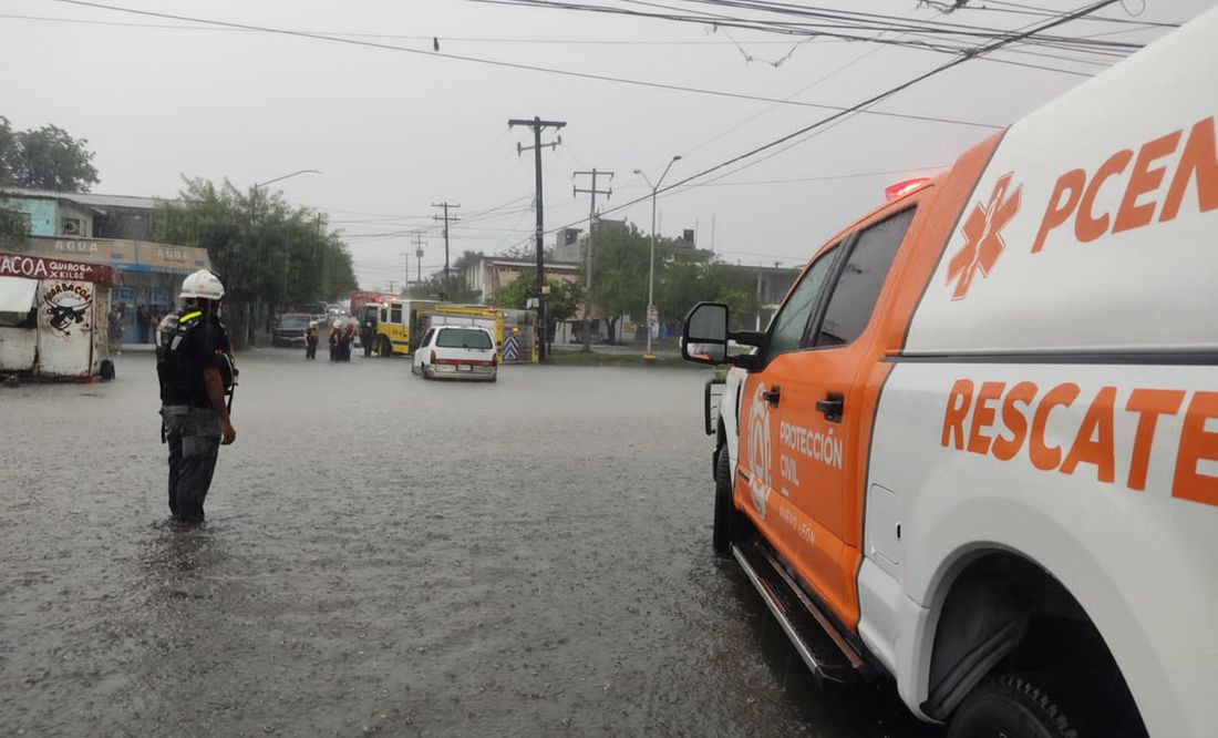 Lluvia arrastra a mujer y dos menores en Nuevo León
