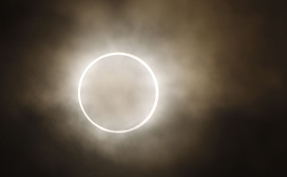 Un eclipse anular solar es visto desde un parque en Yokohama, Japón, cerca de Tokio, el lunes 21 de mayo de 2012.Foto: AP Foto/Shuji Kajiyama, Archivo EL UNIVERSAL.