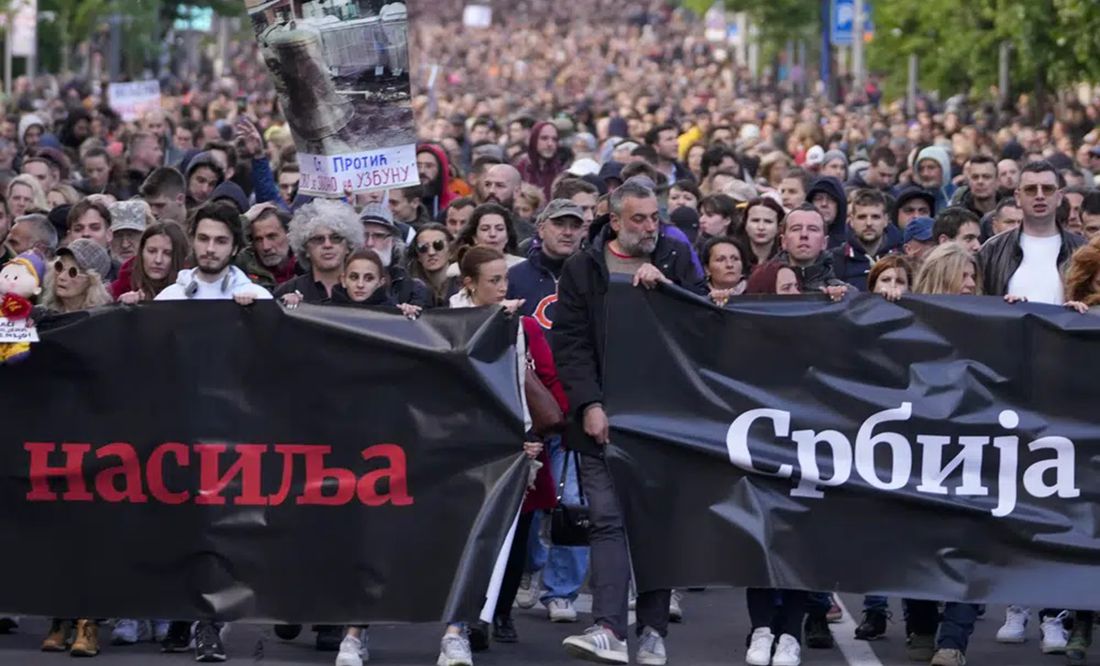 Manifestantes en Serbia piden dimisión del presidente Vucic tras tiroteos de mayo