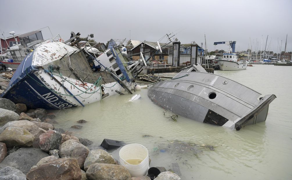 Barcos dañados después de que la tormenta Babet azotara Roedvig en la isla Stevns, Dinamarca, el 21 de octubre de 223. Foto: EFE