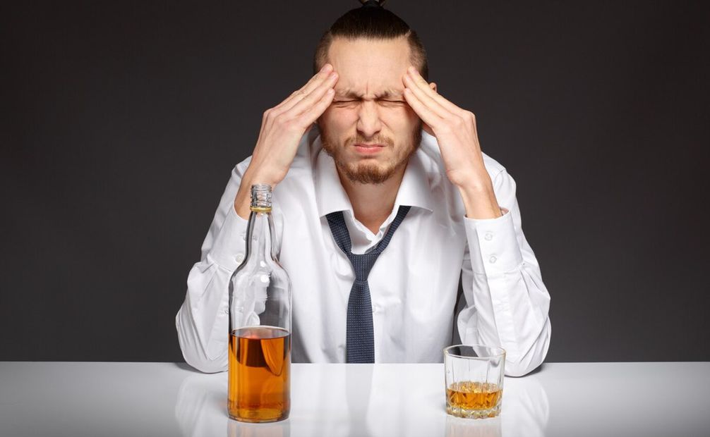 El alcohol puede ocasionar migraña. Foto: Freepik