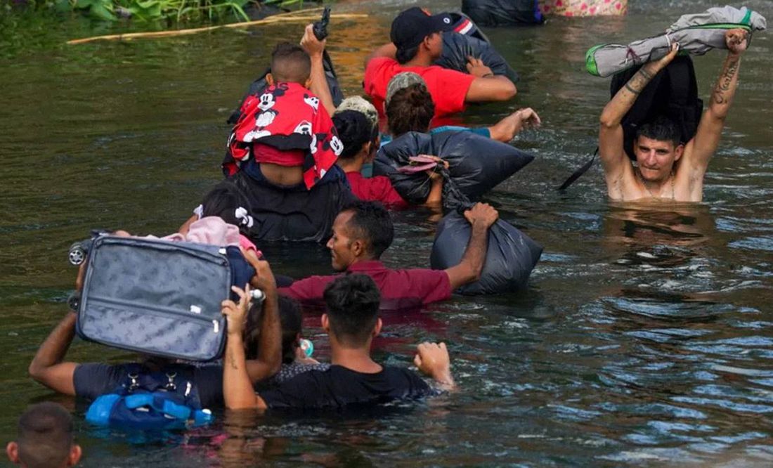 Demandan a Texas por 'muro flotante' de boyas en Río Bravo para frenar a migrantes