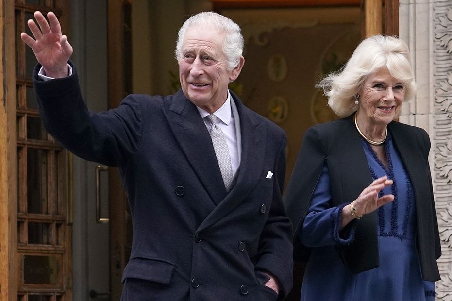 El rey Carlos III de Gran Bretaña y la reina Camila salen de la Clínica de Londres en el centro de Londres, el 29 de enero de 2024, después de que el monarca recibiera tratamiento por un agrandamiento de la próstata. Foto: AP