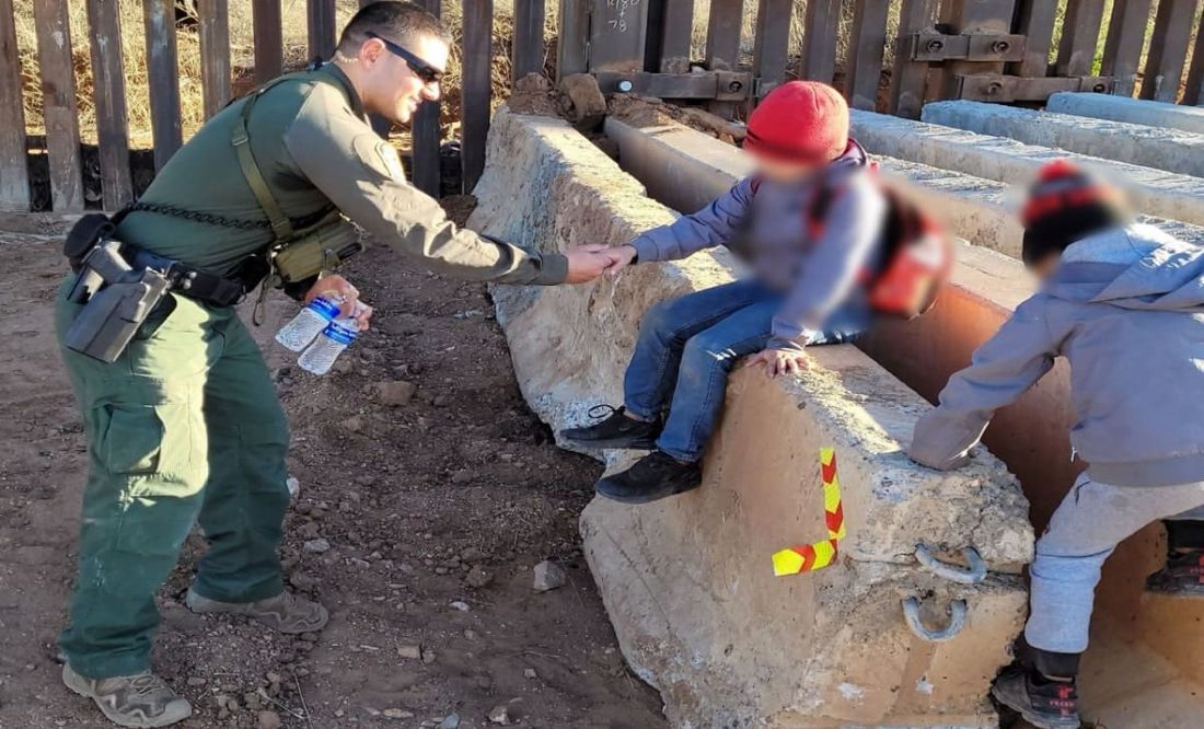 Rescatan a dos menores de edad abandonados por 'polleros' en la frontera de Sonora-Arizona